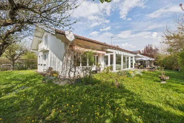 Immobilie in Übersee - Mehr als ein Haus: 341 m² Wohnfläche, Traumgarten und enormes Gestaltungspotenzial - Bild 0