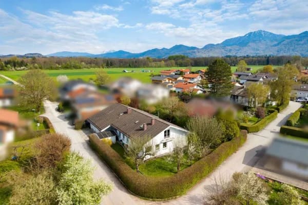 Immobilie in Übersee - Mehr als ein Haus: 341 m² Wohnfläche, Traumgarten und enormes Gestaltungspotenzial - Bild 1