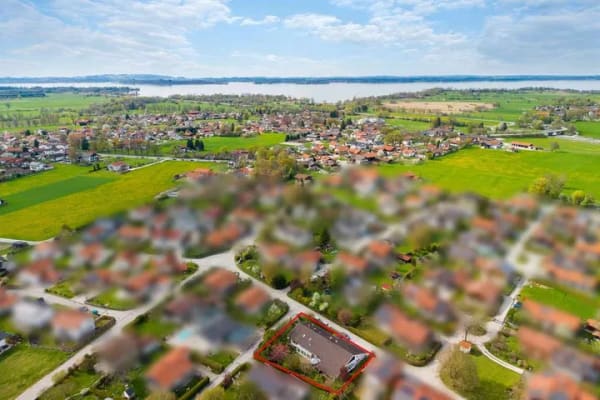 Immobilie in Übersee - Mehr als ein Haus: 341 m² Wohnfläche, Traumgarten und enormes Gestaltungspotenzial - Bild 2
