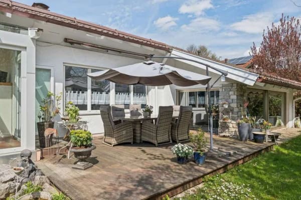 Immobilie in Übersee - Mehr als ein Haus: 341 m² Wohnfläche, Traumgarten und enormes Gestaltungspotenzial - Bild 3
