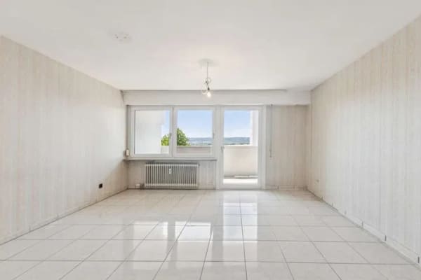 Immobilie in Ditzingen - Attraktive 3,5-Zimmer-Wohnung mit Stellplatz in guter Lage von Hirschlanden zur Renovierung - Bild 0