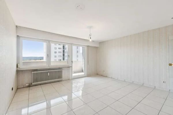 Immobilie in Ditzingen - Attraktive 3,5-Zimmer-Wohnung mit Stellplatz in guter Lage von Hirschlanden zur Renovierung - Bild 1