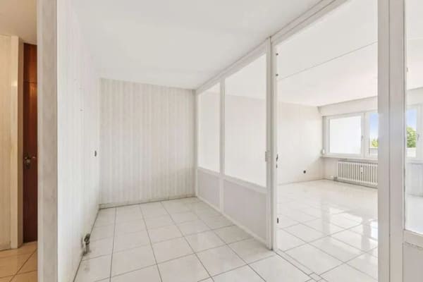 Immobilie in Ditzingen - Attraktive 3,5-Zimmer-Wohnung mit Stellplatz in guter Lage von Hirschlanden zur Renovierung - Bild 2