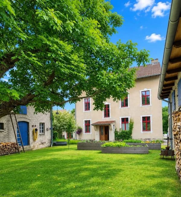 Immobilie in Mühlenbecker Land - Historisches Landhaus – bezugsfreie Etagenlösung & DG-Wohnung mit Hauscharakter | 500 m bis Berlin - Bild 0