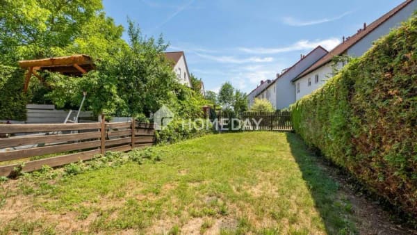 Immobilie in Obertraubling - Ihr sicheres Fundament: Gepflegtes RMH mit grünem Garten, 6 Zimmern, Terrasse & Loggia - Bild 3