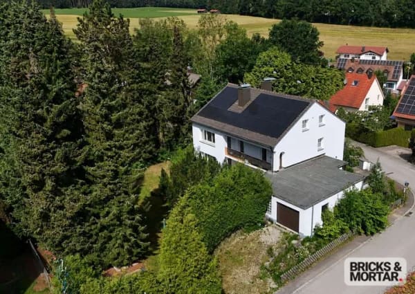 Immobilie in Aystetten - Energetisch saniertes Zweifamilienhaus mit Ausbaureserve und großem Garten in ruhiger Wohnlage - Bild 1