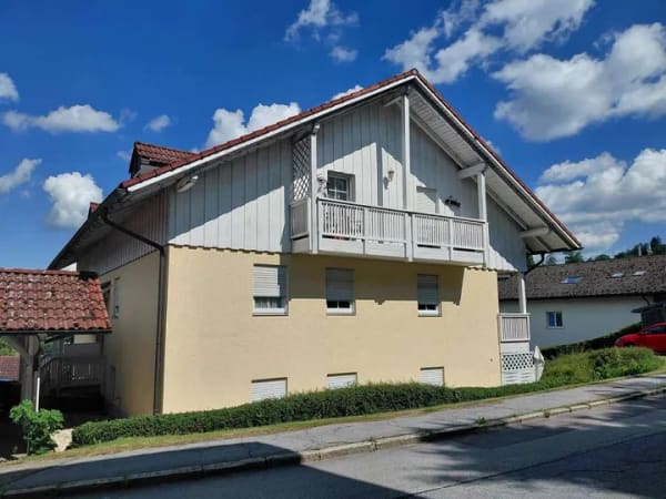 Immobilie in Waldkirchen - *TOP LAGE - HELLE SOUTERRAINWOHNUNG * fußläufig ins Zentrum von Waldkirchen - Bild 1