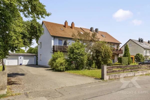 Immobilie in Windischeschenbach - Zweifamilienhaus in ruhiger Lage mit Doppelgarage, Garten und vielseitigem Nutzungspotenzial - Bild 0