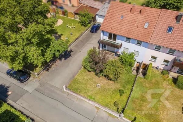 Immobilie in Windischeschenbach - Zweifamilienhaus in ruhiger Lage mit Doppelgarage, Garten und vielseitigem Nutzungspotenzial - Bild 1