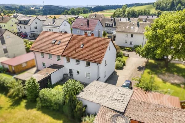 Immobilie in Windischeschenbach - Zweifamilienhaus in ruhiger Lage mit Doppelgarage, Garten und vielseitigem Nutzungspotenzial - Bild 2