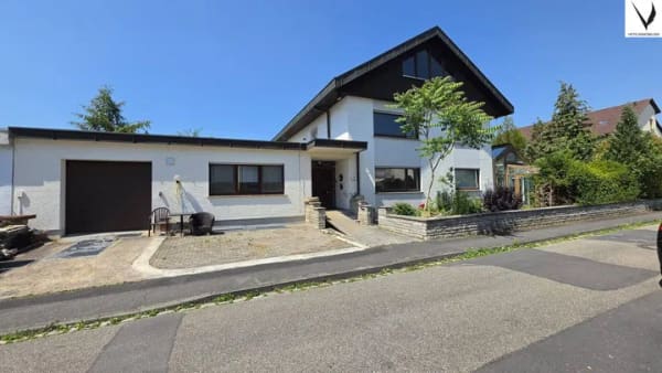 Immobilie in Veitshöchheim - Exklusives Zweifamilienhaus in Bestlage von Veitshöchheim - Potenzial für bis zu fünf Wohneinheiten - Bild 0