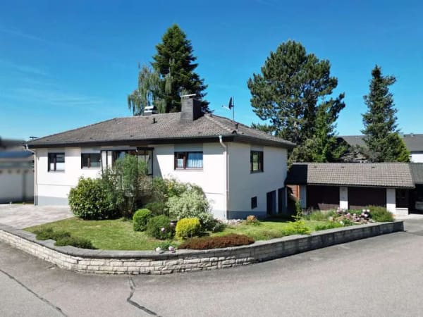 Immobilie in Friedenweiler - Wohnen auf einer Ebene. Moderne 7 Zimmer
auf 206 m². Mit separater Einliegerwohnung.
Plus 4 Garage - Bild 0