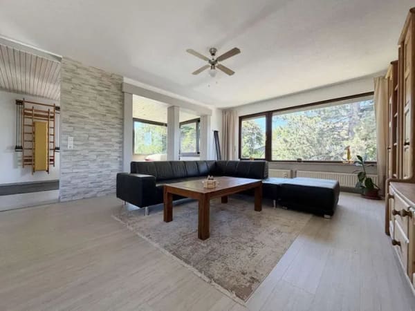 Immobilie in Friedenweiler - Wohnen auf einer Ebene. Moderne 7 Zimmer
auf 206 m². Mit separater Einliegerwohnung.
Plus 4 Garage - Bild 1