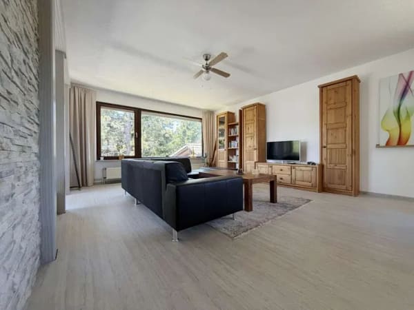 Immobilie in Friedenweiler - Wohnen auf einer Ebene. Moderne 7 Zimmer
auf 206 m². Mit separater Einliegerwohnung.
Plus 4 Garage - Bild 2
