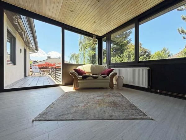 Immobilie in Friedenweiler - Wohnen auf einer Ebene. Moderne 7 Zimmer
auf 206 m². Mit separater Einliegerwohnung.
Plus 4 Garage - Bild 3