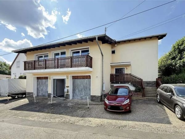 Immobilie in Neunkirchen-Seelscheid - Freistehendes Zweifamilienhaus mit zwei Garagen in Split-Level-Bauweise  - Bild 1