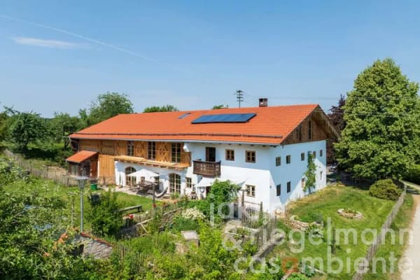 Immobilie in Babensham - Ökologisch saniertes Bauernhaus mit 360 m² Wohnfläche, Ausbaureserve und eigenem Wald im Chiemgau - Bild 0