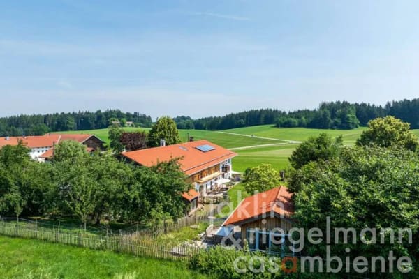 Immobilie in Babensham - Ökologisch saniertes Bauernhaus mit 360 m² Wohnfläche, Ausbaureserve und eigenem Wald im Chiemgau - Bild 1