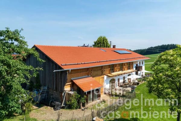 Immobilie in Babensham - Ökologisch saniertes Bauernhaus mit 360 m² Wohnfläche, Ausbaureserve und eigenem Wald im Chiemgau - Bild 2