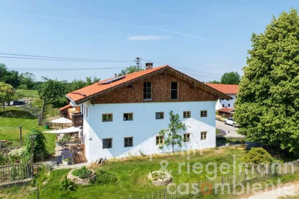 Immobilie in Babensham - Ökologisch saniertes Bauernhaus mit 360 m² Wohnfläche, Ausbaureserve und eigenem Wald im Chiemgau - Bild 3