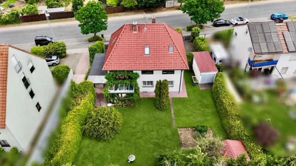 Immobilie in Schwaig bei Nürnberg - !! Freistehendes Zweifamilienhaus mit vielseitigen Nutzungsmöglichkeiten in Schwaig b. Nürnberg !!  - Bild 1