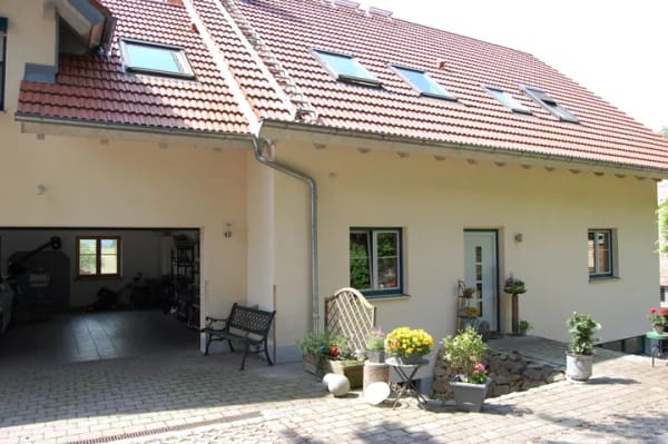 Immobilie in Hohenpolding - Haushälfte in 2er WEG mit Garten und 2 Terrassen - PROVISIONSFREI - Bild 1