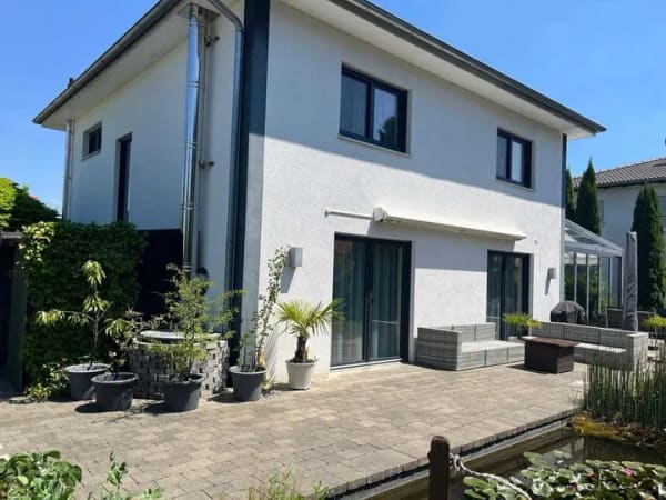 Immobilie in Schwendi - Modernes Einfamilienhaus mit Wintergarten, Doppelgarage und liebevoll angelegtem Garten in Schwendi - Bild 1