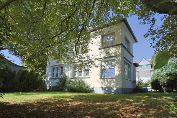 Immobilie in Solingen - Freistehende Villa als Zweifamilienhaus mit Doppelgarage und separatem Gartengebäude in Ohligs. - Bild 0