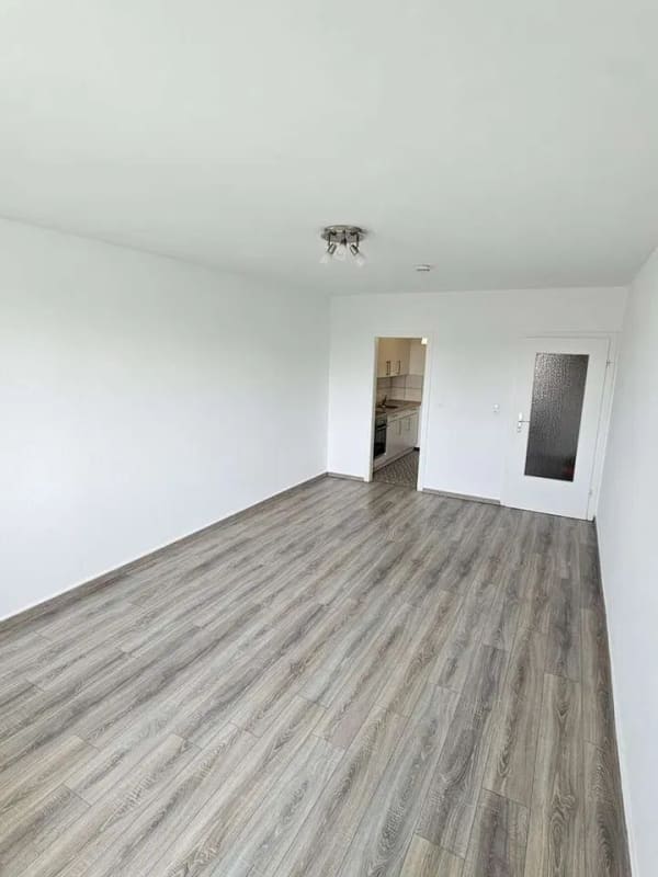 Immobilie in Wilster - Der erste Schlüssel, der wirklich dir gehört: Sanierte Wohnung mit Balkon - Bild 1