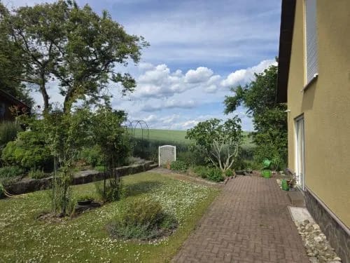Immobilie in Waigolshausen - Wohn- und Geschäftshaus mit Lagerflächen, herrlicher Blick, 3 Garagen-StPl, + 4 StPl,  in 97534 Waigolshausen-Hergolshausen zwischen Würzburg / Schweinfurt /Volkach - Bild 1