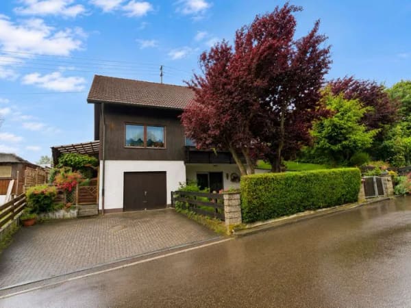 Immobilie in Glött - Freistehendes Einfamilienhaus mit Garage, Garten und vielfältigen Nutzungsmöglichkeiten in Glött - Bild 1
