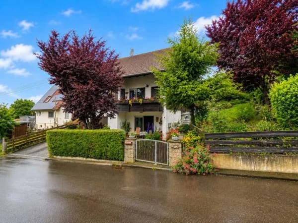 Immobilie in Glött - Freistehendes Einfamilienhaus mit Garage, Garten und vielfältigen Nutzungsmöglichkeiten in Glött - Bild 2