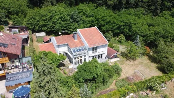 Immobilie in Julbach - Erwecken Sie ihr Traumhaus aus dem Dornröschenschlaf! Architektenhaus mit traumhaftem Weitblick - Bild 0