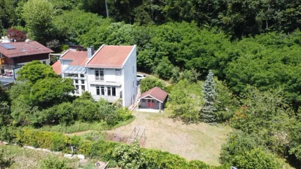 Immobilie in Julbach - Erwecken Sie ihr Traumhaus aus dem Dornröschenschlaf! Architektenhaus mit traumhaftem Weitblick - Bild 1