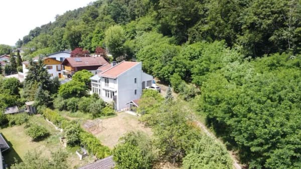 Immobilie in Julbach - Erwecken Sie ihr Traumhaus aus dem Dornröschenschlaf! Architektenhaus mit traumhaftem Weitblick - Bild 2