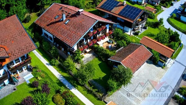 Immobilie in Aschau im Chiemgau - Charmante 2-Zimmer-Dachgeschosswohnung mit traumhaftem Panoramablick auf den Zahmen Kaiser zu verkau - Bild 0