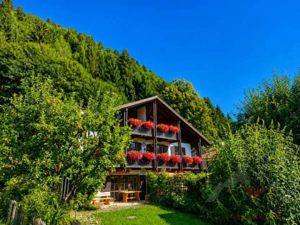 Immobilie in Aschau im Chiemgau - Charmante 2-Zimmer-Dachgeschosswohnung mit traumhaftem Panoramablick auf den Zahmen Kaiser zu verkau - Bild 2