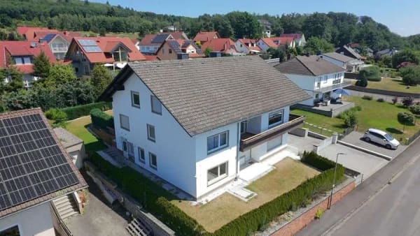 Immobilie in Staufenberg - Hochwertiges Zweifamilienhaus, gehobene Ausstattung, Ausbaupotential, traumhafter Ausblick - Bild 1
