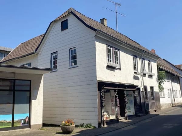 Immobilie in Schotten - Attraktive Rendite -  Denkmalgeschütztes Wohn- und Geschäftshaus in zentraler Lage von Schotten - Bild 1