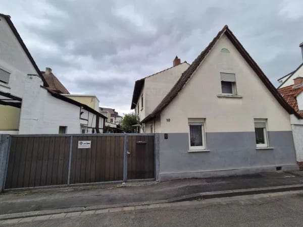 Immobilie in Bürstadt - Charmantes Einfamilienhaus mit viel Potenzial – Verwirklichen Sie Ihren Wohntraum in Bürstadt - Bild 1