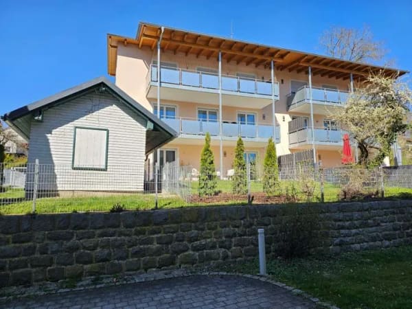 Immobilie in Aidenbach - Zwei Etagen, unendlich viel Raum: Terrasse, Garten und Balkon zum Genießen! - Bild 0