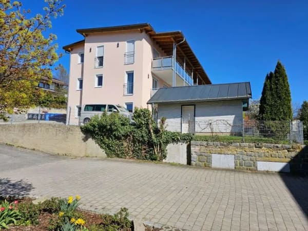 Immobilie in Aidenbach - Zwei Etagen, unendlich viel Raum: Terrasse, Garten und Balkon zum Genießen! - Bild 1