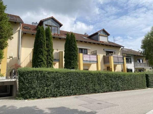 Immobilie in Beratzhausen - TOP-gepfl. ruh. helles 1-ZKB-App;gr.SW-Balk;Fernblick,EBK,Garage - Bild 2