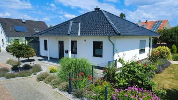 Immobilie in Asendorf - Moderner Bungalow (BJ 2018) mit Doppelgarage, Wärmepumpe & Traumgarten - Bild 1