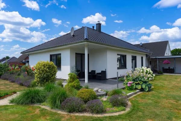 Immobilie in Asendorf - Moderner Bungalow (BJ 2018) mit Doppelgarage, Wärmepumpe & Traumgarten - Bild 2