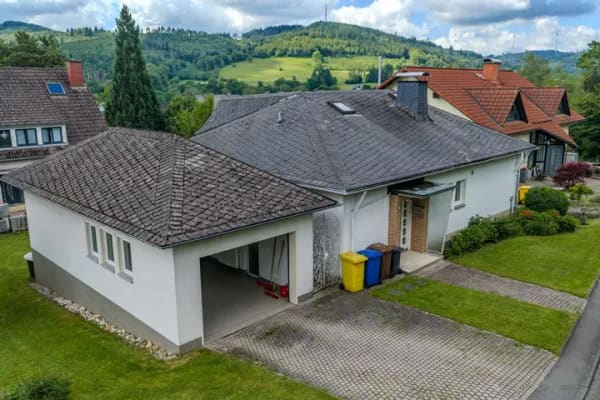 Immobilie in Bad Laasphe - ++ KRAG Immobilien ++ Freistehendes Haus mit Wintergarten und Vollkeller für Individualisten ++ - Bild 1