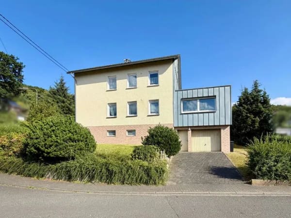 Immobilie in Burbach - Großzügiges Zweifamilienhaus mit Garage und vielseitigen Nutzungsmöglichkeiten - Bild 0