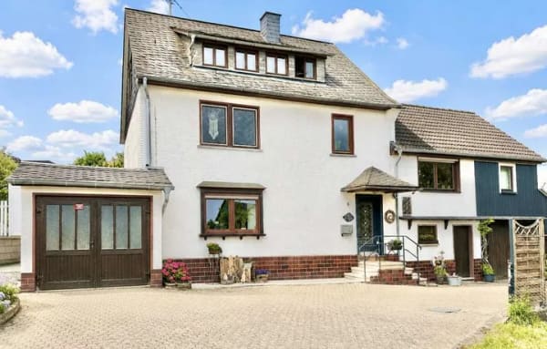 Immobilie in Hachenburg - **Geräumiges Einfamilienhaus mit Potenzial in bevorzugter Lage von Hachenburg** - Bild 1