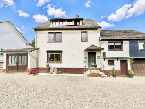 Immobilie in Hachenburg - **Geräumiges Einfamilienhaus mit Potenzial in bevorzugter Lage von Hachenburg** - Bild 2