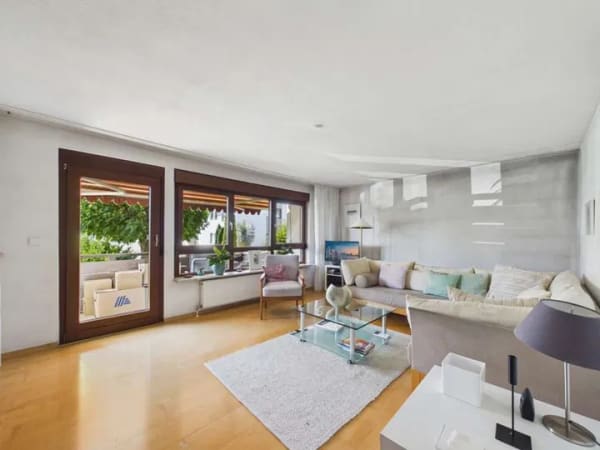 Immobilie in Kirchheim am Neckar - Helle Hochparterre-Wohnung mit Balkon & idyllischem Garten in ruhiger Lage - Bild 0